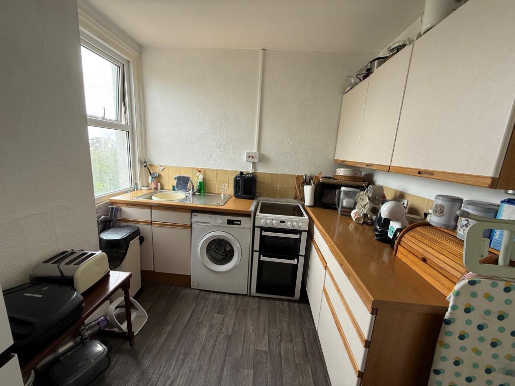 Lot: 1 - DETACHED FREEHOLD BLOCK OF FLATS - First floor kitchen
